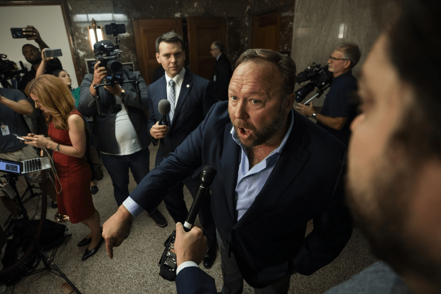 Teoria conspiraţiei îl costă pe Alex Jones încă 473 de milioane de dolari pentru victimele de la Sandy Hook