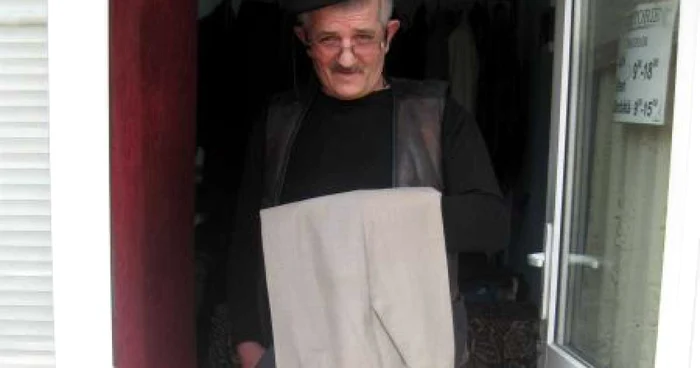 Constantin Alexe are o vastă experienţă în croitorie