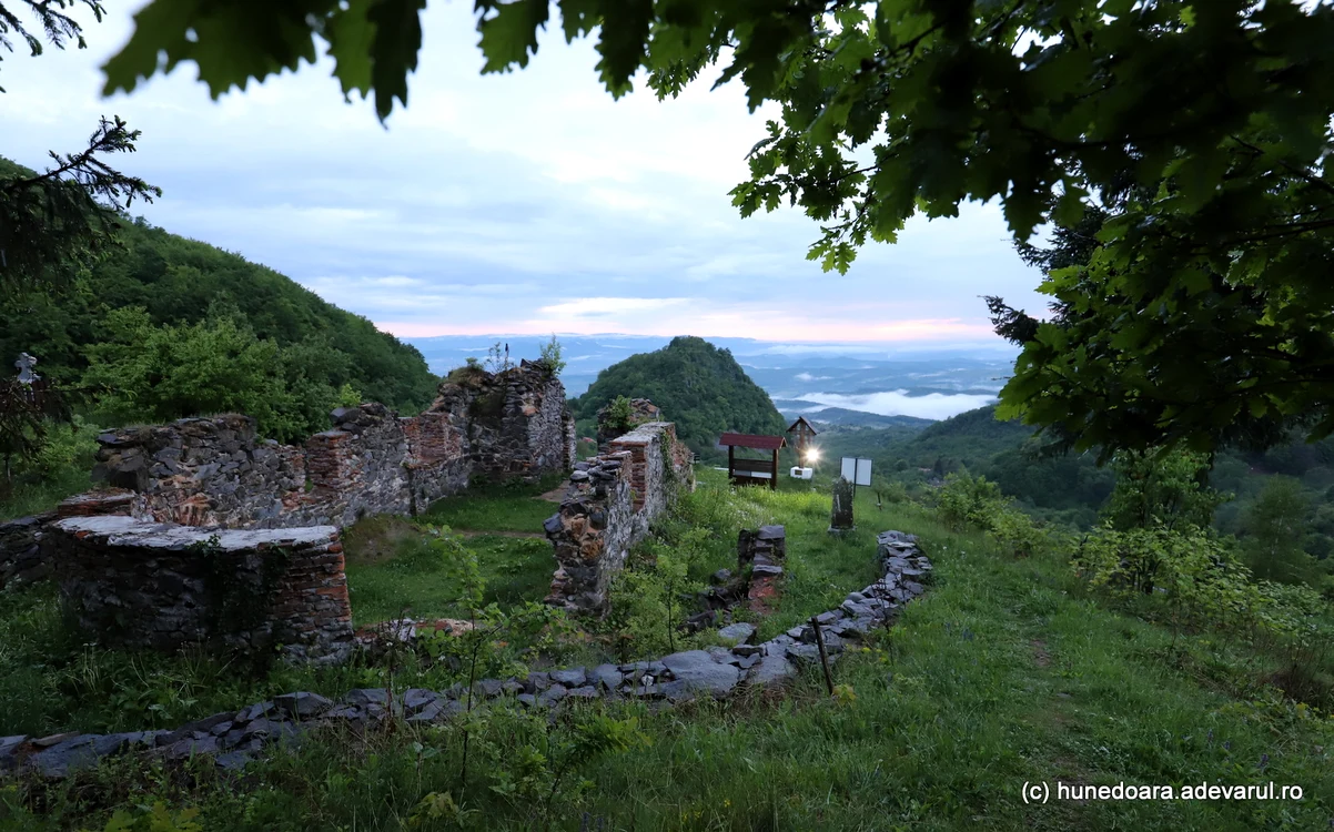 Ruinele bisericii trasnite. Foto Daniel Guță. ADEVĂRUL