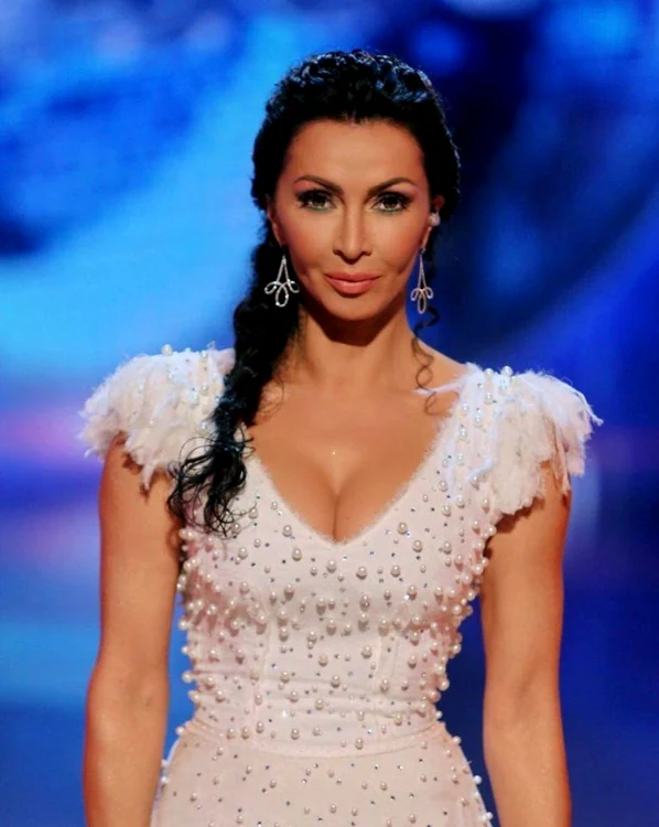+50 - Mihaela Rădulescu (50 de ani) are nasul micşorat, buzele mărite, implant mamar