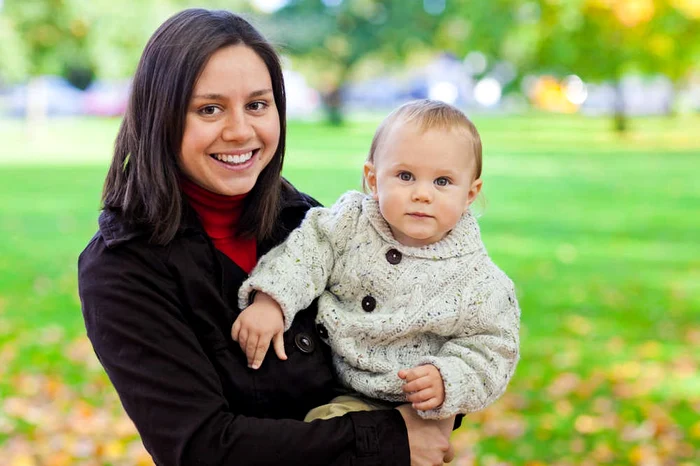 
    Dacă nu ai copilul la creșă sau grădiniță, statul te ajută cu bani pentru o dădacă  