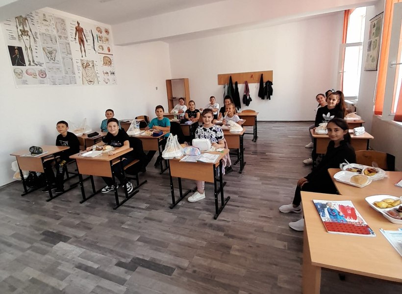 Masa caldă, soluție contra abandonului școlar. „Ar trebui extins la nivel național acest program”