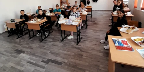 pachet mancare la scoala tia mare   Foto arhiva Școala Gimnaziala Tia Mare (4) jpeg