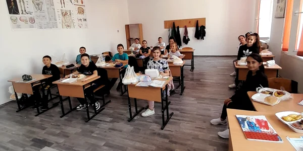 pachet mancare la scoala tia mare   Foto arhiva Școala Gimnaziala Tia Mare (4) jpeg