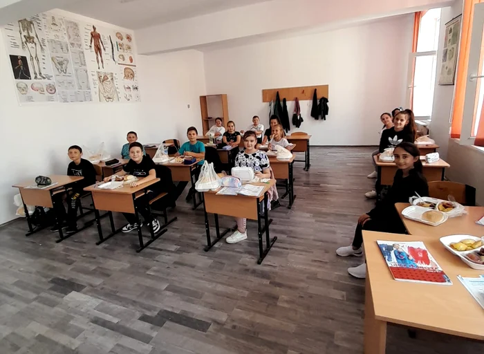 Copiii rămân după ore pentru activități remediale și primesc și mâncare FOTO: arhiva E.N.