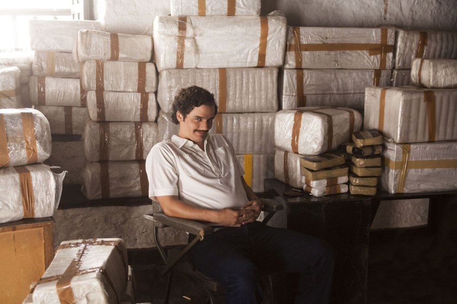 Serialul „Narcos“, care spune povestea lordului drogurilor Pablo Escobar, la Antena 1 