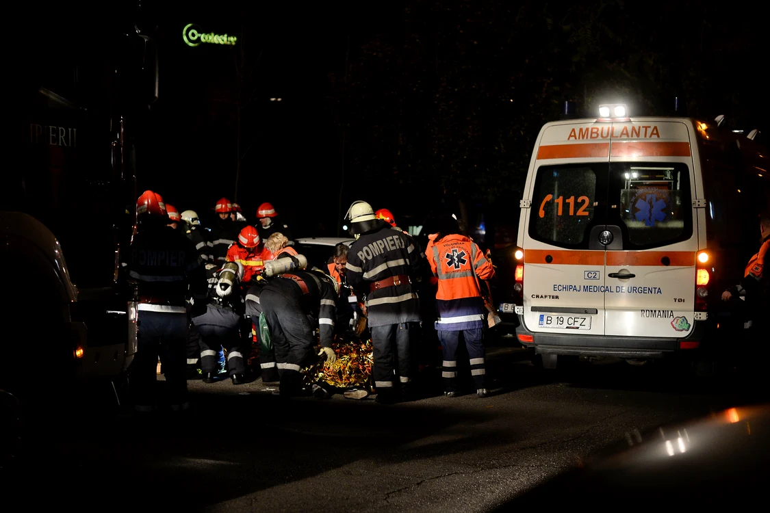 Salvatori care intervin în seara zilei de 30 octombrie 2015. FOTO: Inquam Photos / Octav Ganea