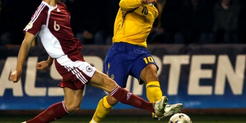 Zlatan Ibrahimovic (în galben), marele absent în meciul Moldova - Suedia
