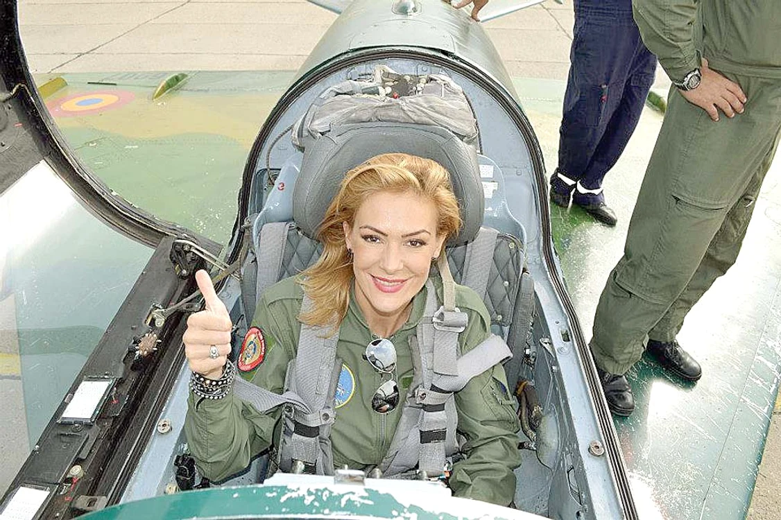 A zburat cu  elicoptere şi  avioane militare
