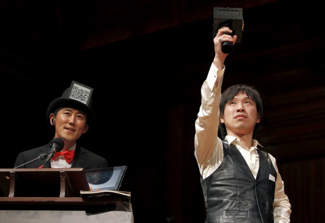 
    Kazutaka Kurihana şi Koji Tsukada (Japonia) au făcut o demonstraţie cu Speech Jammer în timpul ceremoniei de premiere. (Foto: Reuters)  