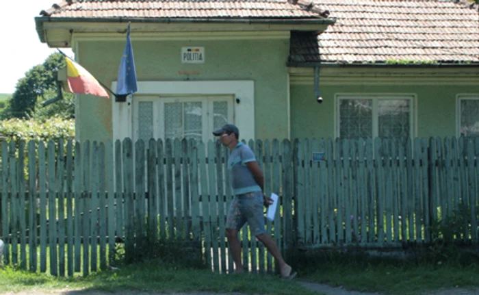 Localnicii îi vor găsi pe agenţi la posturile de poliţie timp de opt ore în fiecare zi