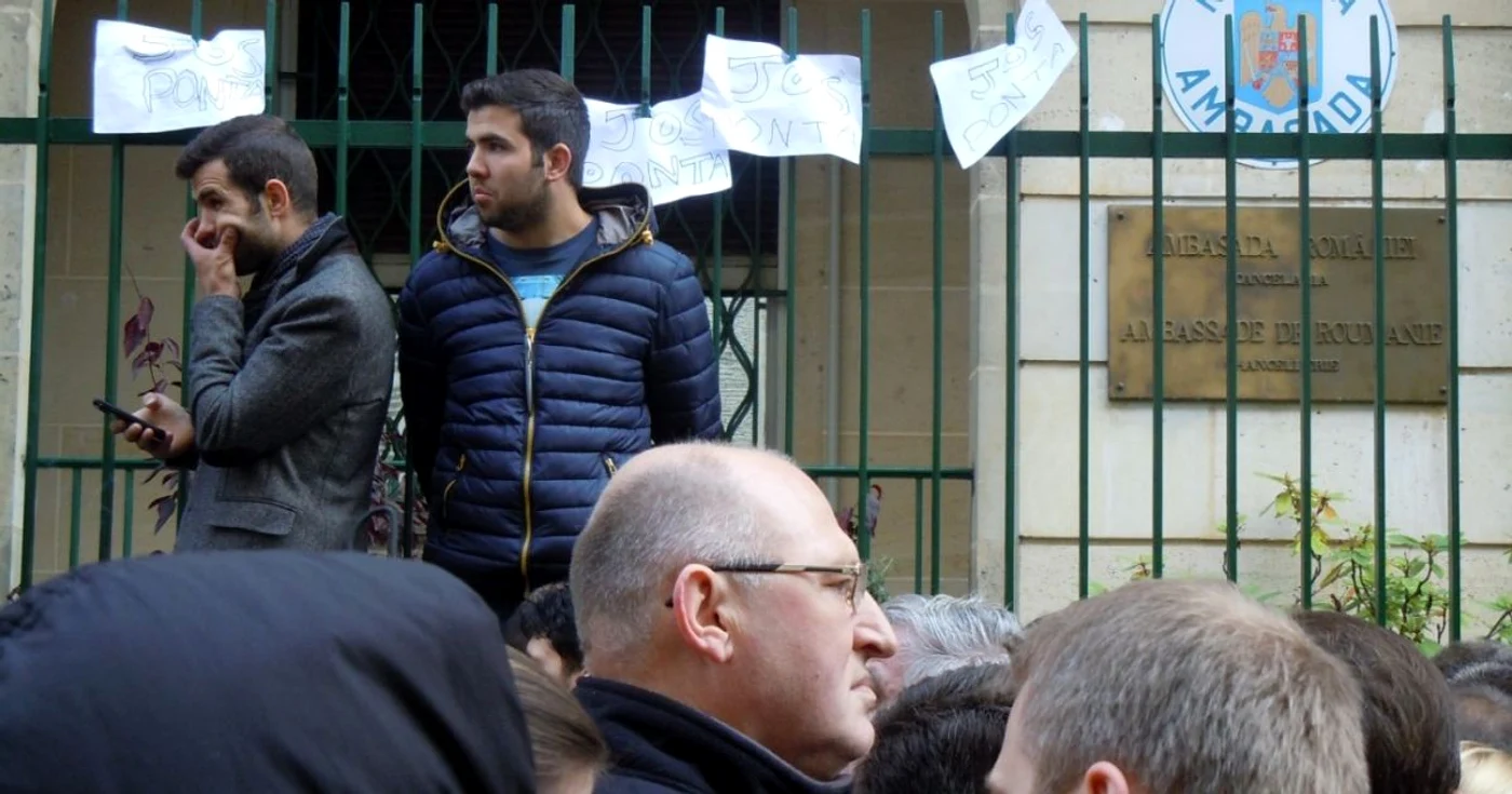 Ponta, tras în ţeapă FOTOGRAFII Cristina Hermeziu 16 noiembrie, 2014 - votul din Paris.