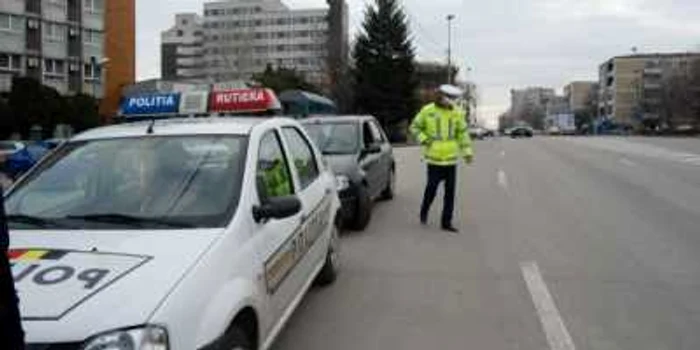 Poliţiştii cercetează cauzele producerii accidentului (foto arhivă)