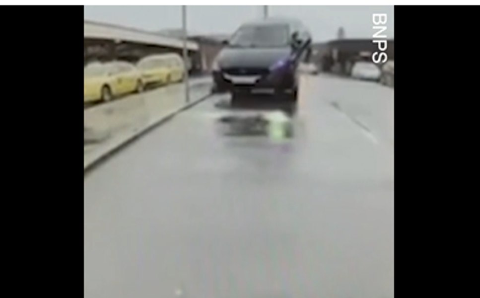 Momentul șocant în care un Jaguar electric intră cu spatele într-un Porsche. Șoferul spune că mașina a fost de vină VIDEO