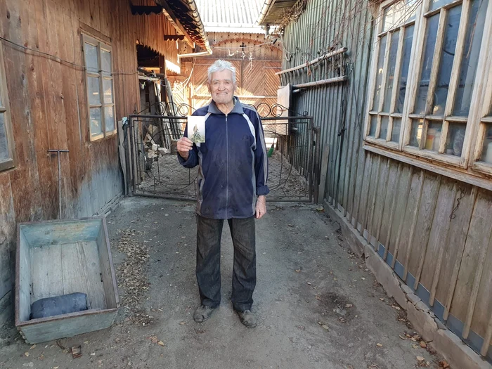 Moș Dumitru, cu fotografia care-i e cea mai dragă de pe Muntele Athos