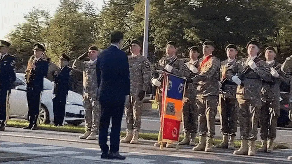 Nicușor Dan a încurcat protocolul la ceremonia oficială de la Timișoara. A vrut să plece înainte de intonarea imnului și a fost întors din drum de SPP-iști