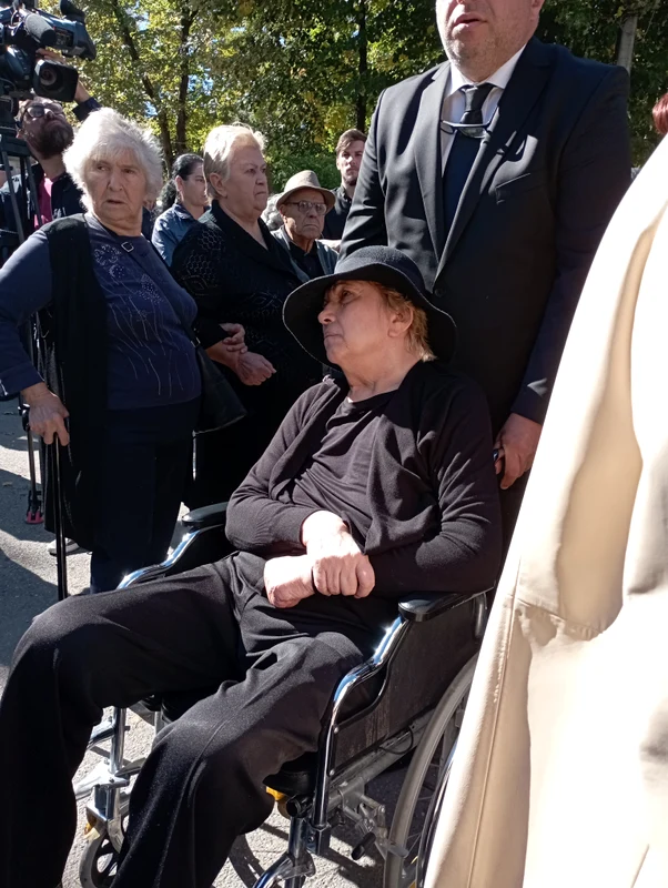 Soția regretatlui Alexandru Arșinel, la înmormântare. Sursă: Click!