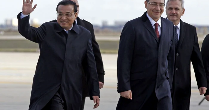 Premierul chinez, Li Keqiang, întâmpinat luni, 25 noiembrie, de omologul său, Victor Ponta, pe Aeroportul Internaţional „Henri Coadă” din Otopeni FOTO Reuters