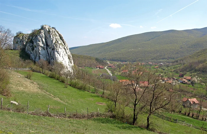 Calcarele de la Ampoiţa străjuiesc intrarea în sat. Foto: clubulalpinroman.net