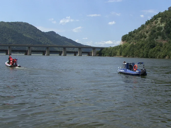 Autorităţile îl caută pe tânăr pe râul Bahna FOTO Alexandra Georgescu