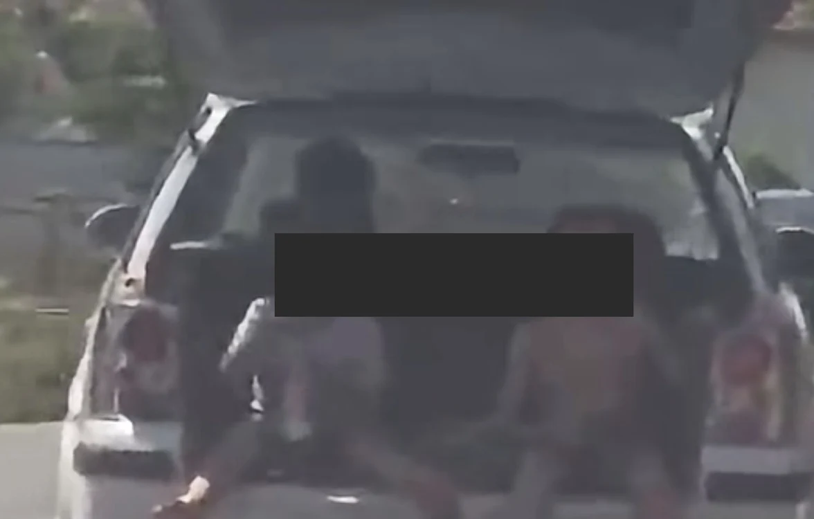 Copii în porbagajul unei mașini