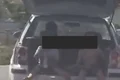 Copii în porbagajul mașinii jpg