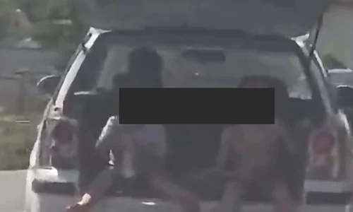 Copii în porbagajul mașinii jpg