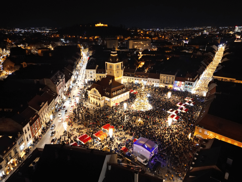 S-au aprins beculețele în Piața Sfatului din Brașov! Cum vrea Primăria să economisească energie FOTO