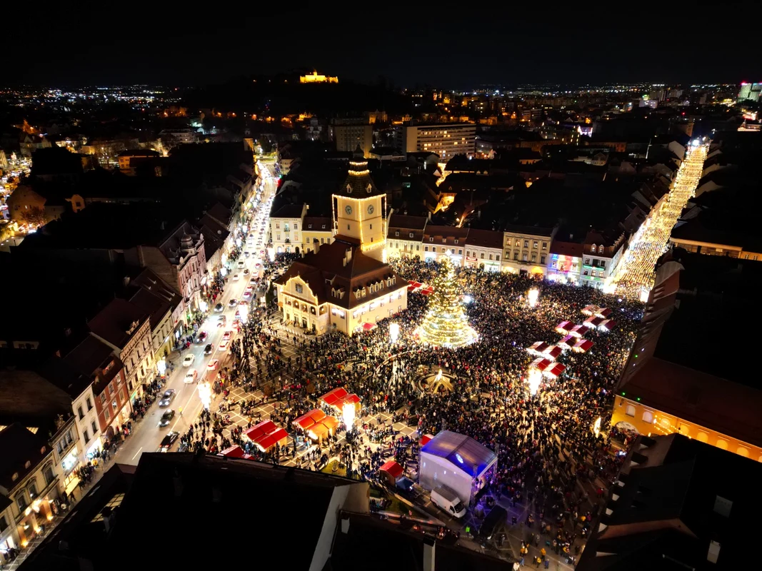 Piața Sfatului după aprinderea luminițelor 30 noiembrie 2022 FOTO Primăria Brașov