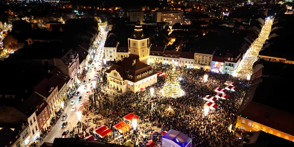 Piața Sfatului după aprinderea luminițelor 30 noiembrie 2022 FOTO Primăria Brașov