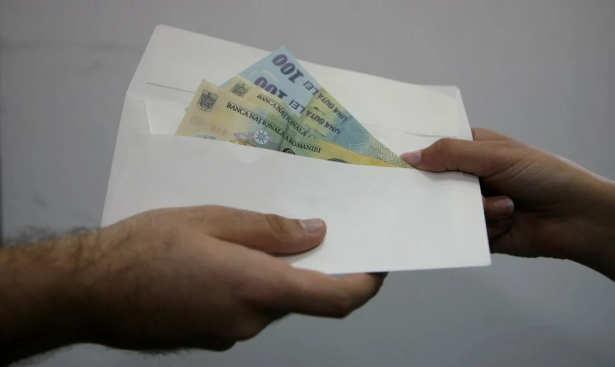 Bărbatul care a dat şpagă la ITM pentru a scăpa de amendă a rămas în arest.