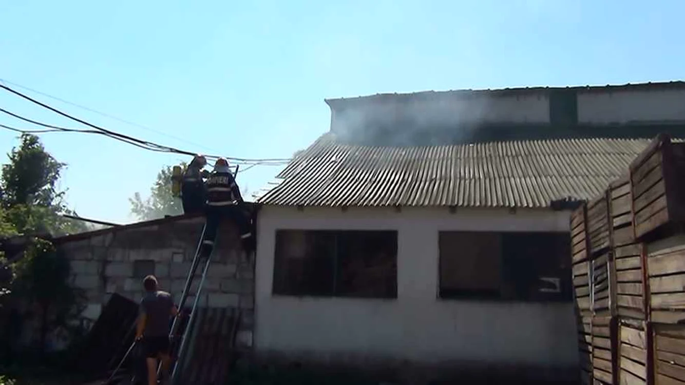 Pompierii au fost solicitati la un incendiu izbucnit la o societate comerciala de producerea maselor plastice