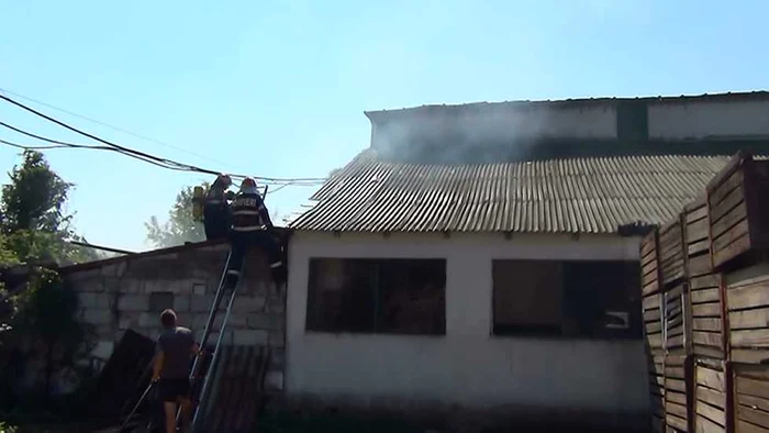 Pompierii au fost solicitati la un incendiu izbucnit la o societate comerciala de producerea maselor plastice