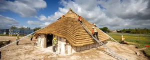 Sala Neolitică Kusuma, cu o înălțime de șapte metri, se bazează pe dovezi arheologice ale unei structuri preistorice de mari dimensiuni, descoperită la trei kilometri distanță de Stonehenge (© Christopher Ison / English Heritage)