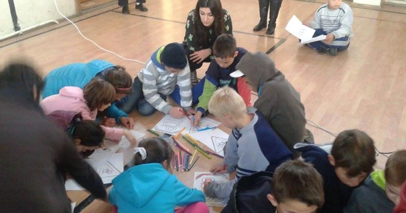 Copiii desfăşoară diverse activităţi