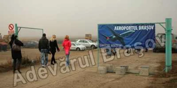 La mai bine de şase ani de la demararea proiectului, terenul aeroportului a fost, în sfârşit, nivelat şi îngrădit. Foto: Bogdan Crăciun