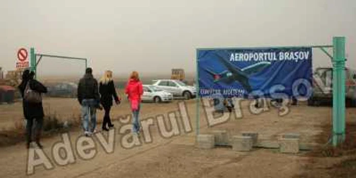 La mai bine de şase ani de la demararea proiectului, terenul aeroportului a fost, în sfârşit, nivelat şi îngrădit. Foto: Bogdan Crăciun