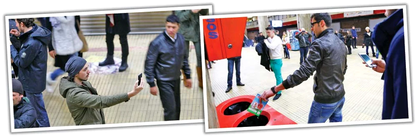 Un călător s-a uitat  mirat la tânărul care-şi  făcea un selfie