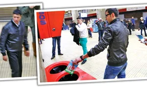 Un călător s a uitat  mirat la tânărul care şi  făcea un selfie jpeg