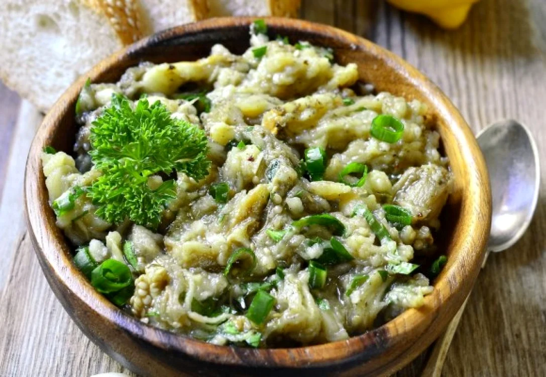 Pentru micul dejun in zilele de post prepara aceasta salata delicioasa de vinete.
