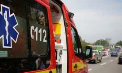 Bărbatul a fost transportat la spital de o ambulanţă