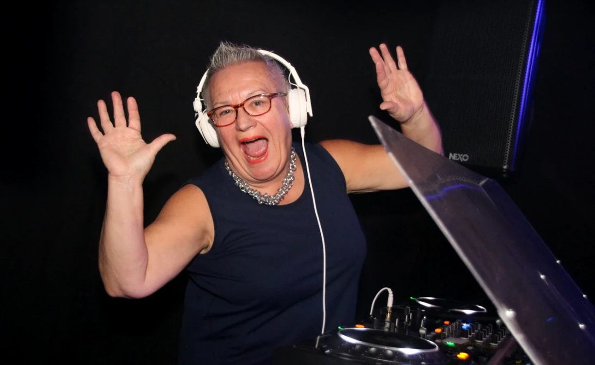 DJ Philemon - bunica rave, din Olanda, şi-a descoperit pasiunea la 58 de ani, Foto: FB Philemon