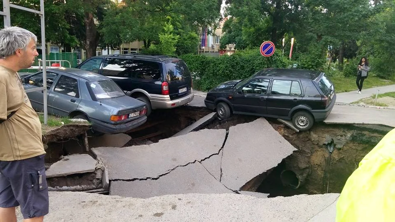 
    Groapa din Sofia putea înghiţi lejer câteva maşiniFoto: Antoan Velikov  