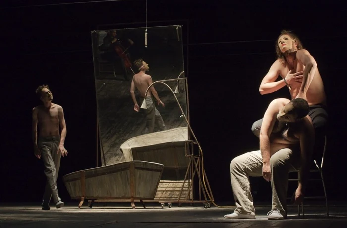 Scenă din spectacolul „Hamlet“. Foto: Teatrul „Tamási Áron“