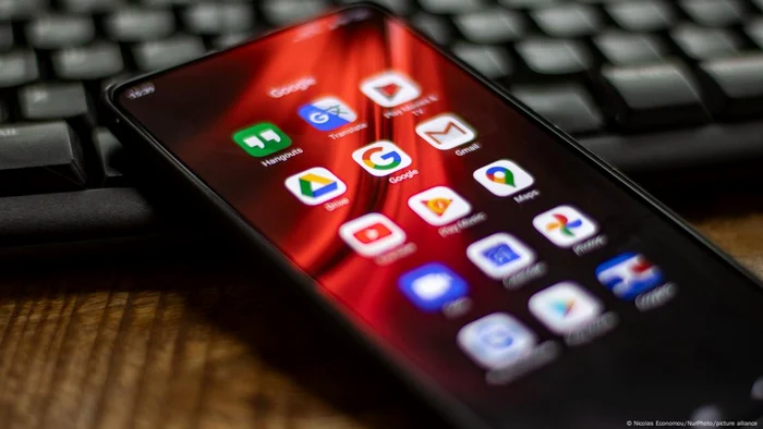 Ne putem conecta la conturile de pe rețelele sociale de pe telefon cât și de pe calculator