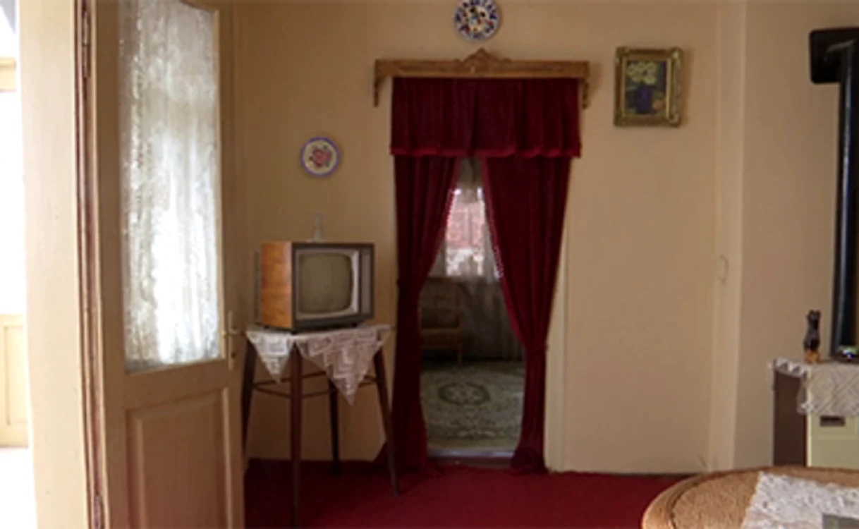 
    Televizorul pe lămpi, amintire din Epoca de Aur  