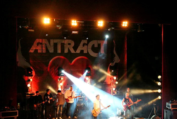 Formatia de rock Antract face trecerea dintre ani in centrul Ramnicului