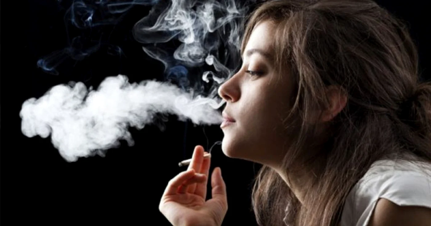 femeie fumeaza