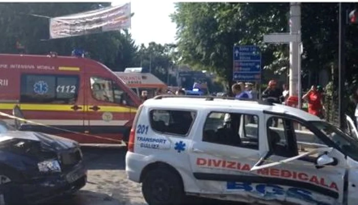 Accidentul a avut loc la doar câteva sute de metri de Centrul de Dializă, unde urmau să ajungă bolnavii din ambulanţă Foto: Sursa Ta