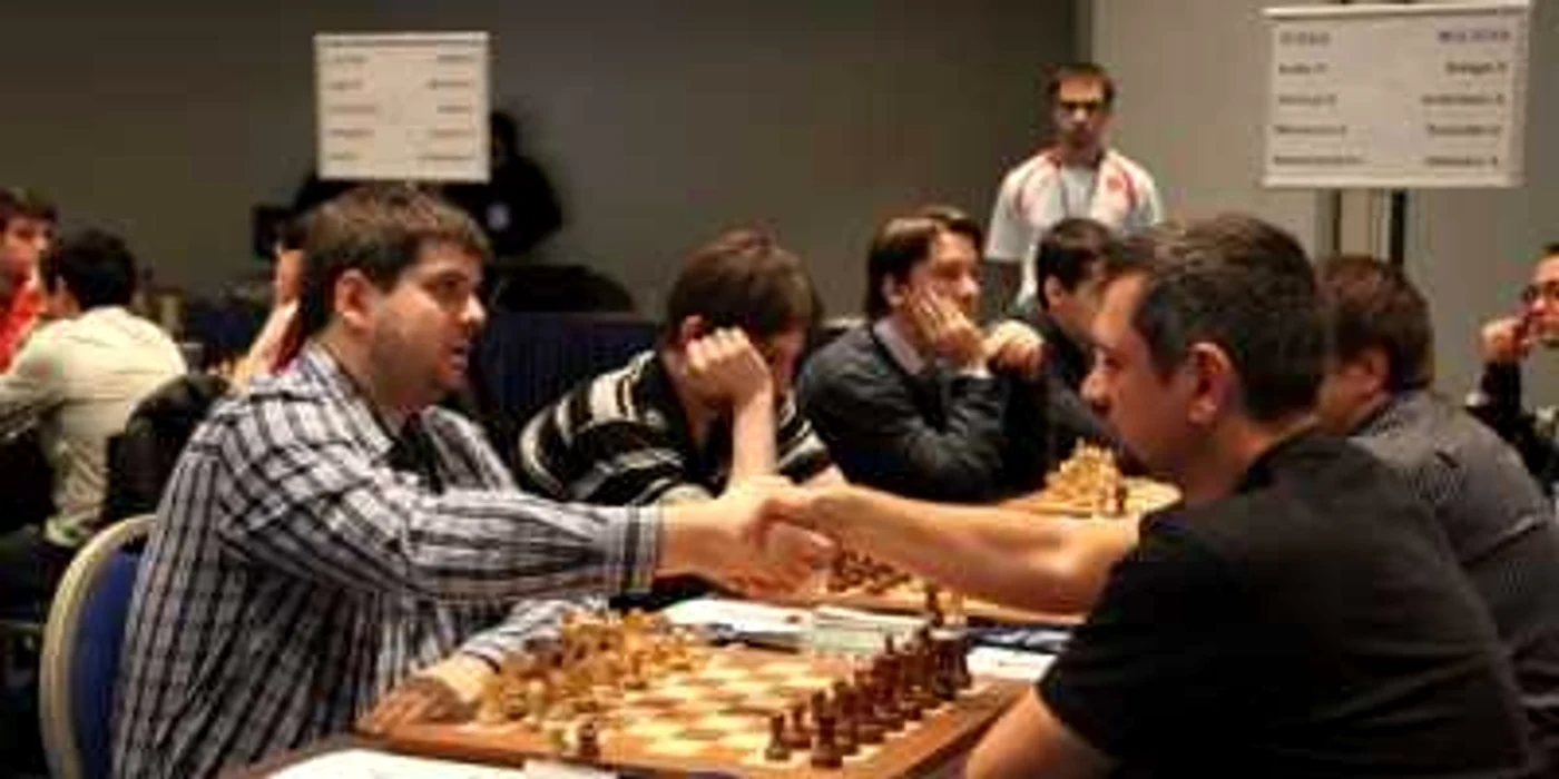 Viorel Bologan (dreapta) și Piotr Svidler - prima strângere de mână la Europenele-2011